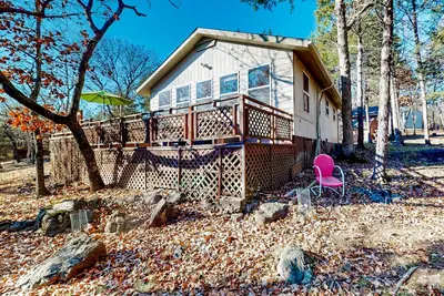 Image de Dog-friendly lakefront getaway with a firepit, large deck, & washer/dryer