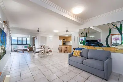 Image de An Adorable Apartment on Abbott - Stunning Views