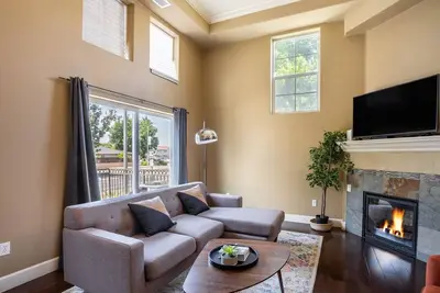 Image de Trendy Fremont 3br w/ Garage & Balcony, nr Park + Trail, by Blueground