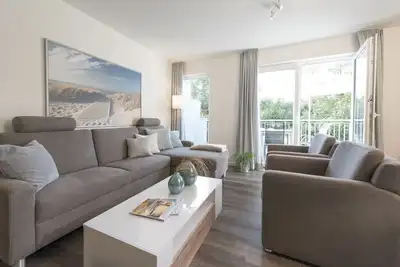 Image de GroĂźes Ferienhaus mit Sauna, Kamin, Terrasse am Wasserlauf und Balkon zum Deich