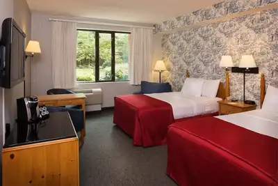 Image de 3 Relaxing Units! Pool, Tennis Court, Parking! Close to Merchants Square