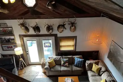 Image de Country Family Cabin located on the hillside of 20 acres. Close to Dells area