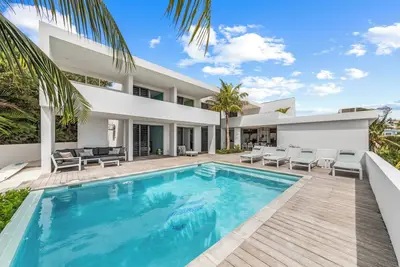 Image de Luxurious, modern villa \"The Admiral\" near Spanish Water, 5 bed\/4, 5 bath.