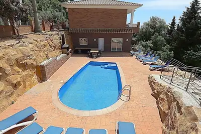 Image de Villa 17 pers. , piscine privée, près plage à 3km, clim, Bbq, WiFi - Parfait pour familles et groupes