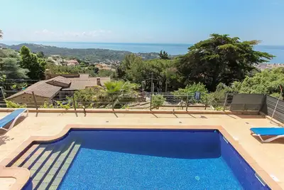 Image de Villa Moderne avec Vue sur Mer et Piscine Privée à Roca Grossa