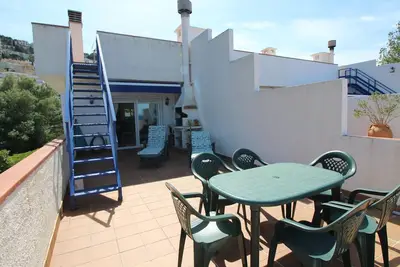 Pineda H - Ático dúplex con vistas al mar, cerca de la playa del Cau del Llop.