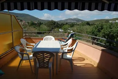 Image de Voramar - apartamento con amplia terraza y vistas a la montaña.