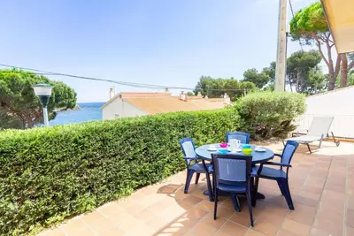 Image de Appartement familial avec terrasse à 50m de la plage, Wi-Fi, garage et Tv satellite