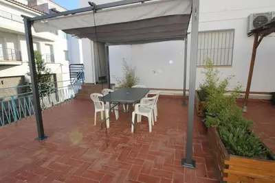 Appartement moderne et rénové à 50m de la plage, 3 chambres, balcon, quartier calme et central