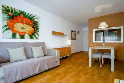 Image de LLANÇÀ 8 Lateral - Apartamento con vistas al mar, parking y Wifi.