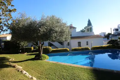 Cel 103 Apartamento luminoso y sencillo en residencial ajardinado con piscina comunitaria