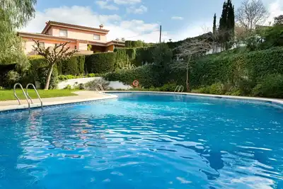 Appartement Lumineux avec Jardin, Piscine et Parking à 600m de la Plage du Port de Llançà