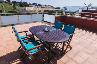 Guillem De BERGUEDÀ - Àtico en la zona de grifeu con gran terraza y vistas al mar.