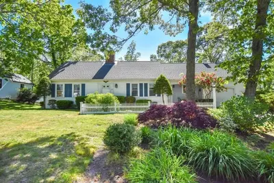 Image de Sunroom, Spacious Deck, 8 Mins to Mayflower Beach!