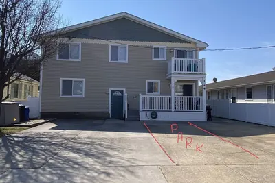 Image de Cozy Sunny 2 Bedroom Condo with off street parking