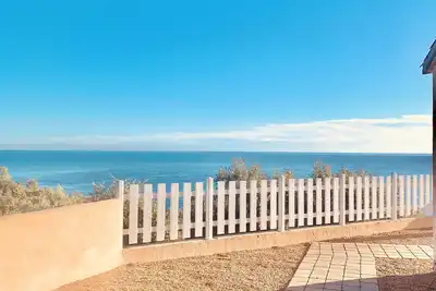 Image de Maison spacieuse et sereine avec vue imprenable sur la mer