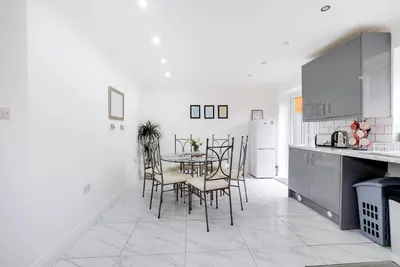 Image de 360 Sl4 Smith Lane 70a - 3 Bedroom House with Parking in Windsor