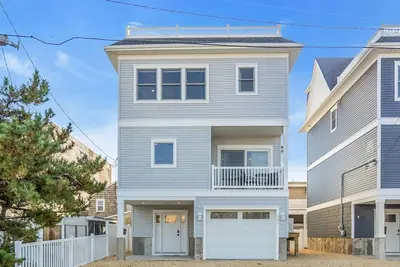 Image de Luxury Beach House in Seaside! Now Available!