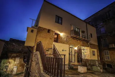 Image de votre petite maison de vacances au coeur de la ville avec cuisine e salle bain
