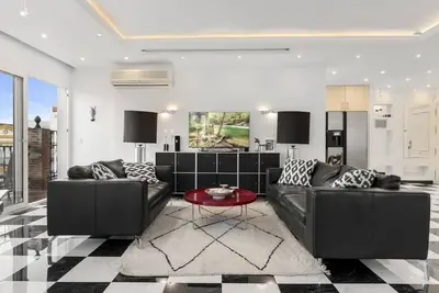 Image de Fantastic Penthouse in downtown San Pedro by Costarentals - Ref M35