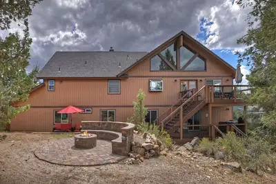 Image de Panoramic views, Lake and Mountains. Hot tub, Playground, Firepit, Game room.
