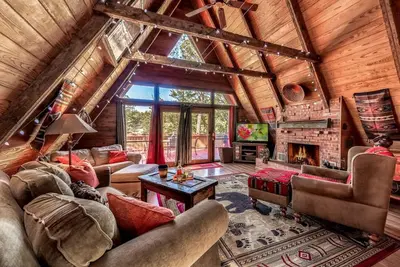 Image de Pine Tin Inn | Wooded Views + Private Hot Tub & Outdoor Dining