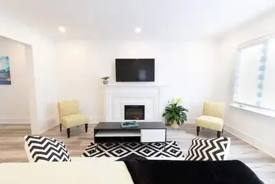 Image de Stylish 4 Bedroom/2 Bath by Bathurst & Wilson