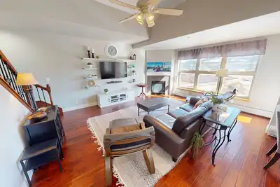 Image de Lake View! Updated Penthouse! Elevator, Hot Tub. Walk/Drive to Dining, Marina