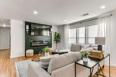Image de Completely renovated home with Ev charger!