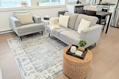 Image de Centrally located, modern, clean, 2 bedroom suite! Kid Friendly!
