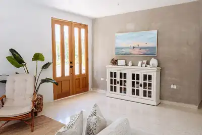 Image de Modern Coastal House w/big patio - 8 min from famous beach!