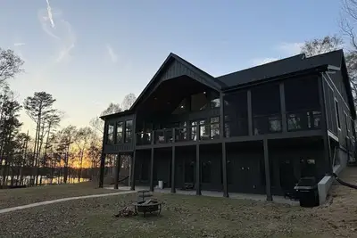 Image de Casa Negra Clemson - 5 Bed Lake Home -  9 mi  from Clemson  - Pickleball court \n