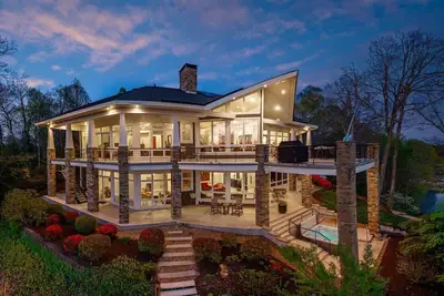 Image de Exclusive Grand Lakefront Escape on Island