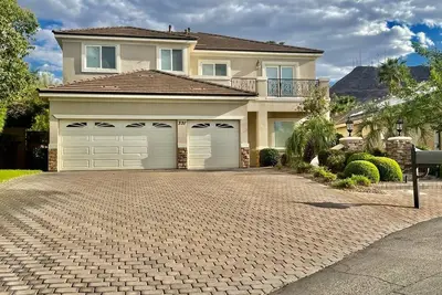Image de Elegant Henderson 5 Bdrm Home & Resort Style Bkyd w/Pool & Basketball court