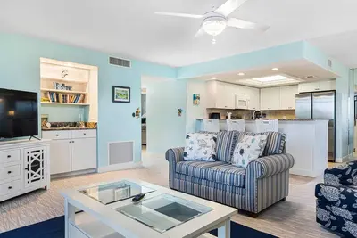 Image de Renovated Two Bed Beach Condo-Compass Point-Bikes, Easy Beach Access, and more!