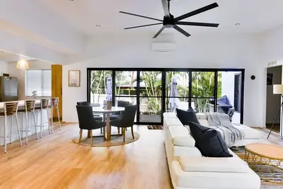 Image de The Ohana Hut - 2 bed 2 bath Air conditioned home in town center - walk to beach