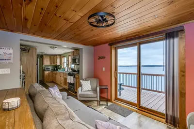 Image de Black Bay Chalet- Spectacular lake front location