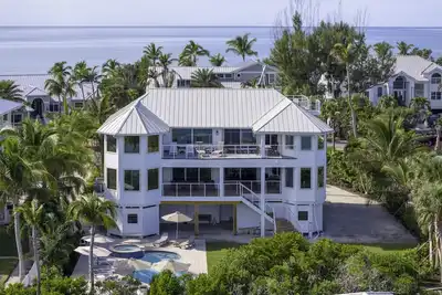 Image de Stunning Luxury Home with Stunning Water Views