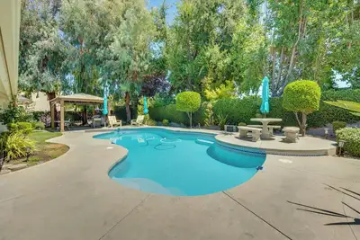 Image de Billiards & Private Pool: Bright Clovis Home!