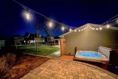 Image de Outdoor Oasis With Hot Tub, Brick Patios, Large Deck & Fenced In - 3Bed\/2Bath!