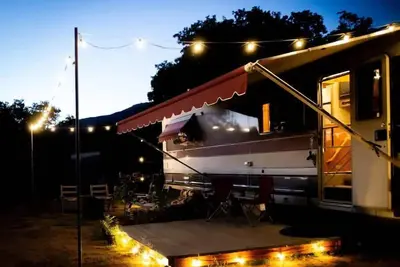 Image de Vintage Motorhome at the base of Palomar Mountain\n\n