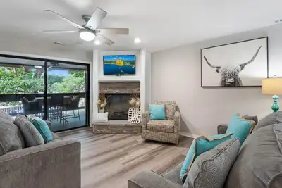Image de Lake Life Getaway Hot Tub, Sauna, Pickleball & Indoor/Outdoor Pool - Peaceful