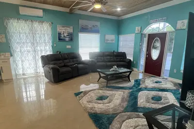 Image de Very quiet spacious house located near Hoopers Bay and Turtle Beach