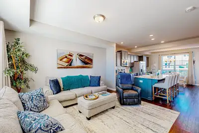 Image de Modern townhome with resort-style pool, clubhouse, lake for fishing/kayaks