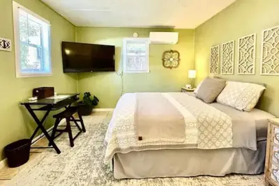 Downtown cottage 7 miles from beach