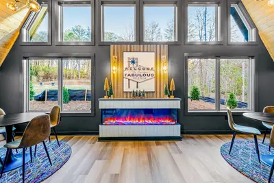 Image de New Upscale Rustic  A-frame cabin sitting on golf course