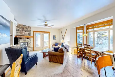 Image de Tranquil dog-friendly alpine retreat with fireplace & balcony - steps to slopes