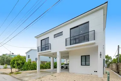 Image de Modern canal-front home with a rooftop deck, open-concept interior, Ac, & W/D