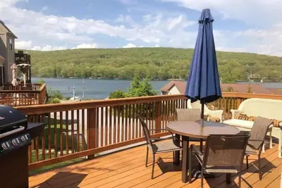 Image de Lake view condo with wood fireplace