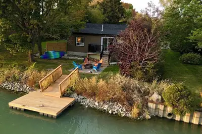 Image de Creekside Cottage - Waterfront Retreat Steps to Beach with Kayaks & Game Room
